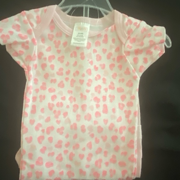 Your leopard loving cutie will love our Pink Leopard ONESIE & PANTS & HAT Set. - Picture 3 of 5